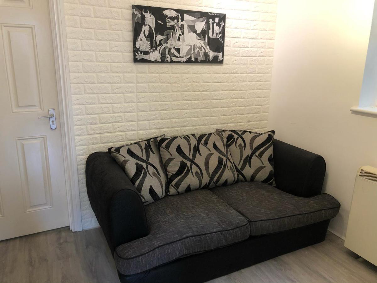 Double Room With Private Bathroom In A 2-Bedrooms House London Exterior photo
